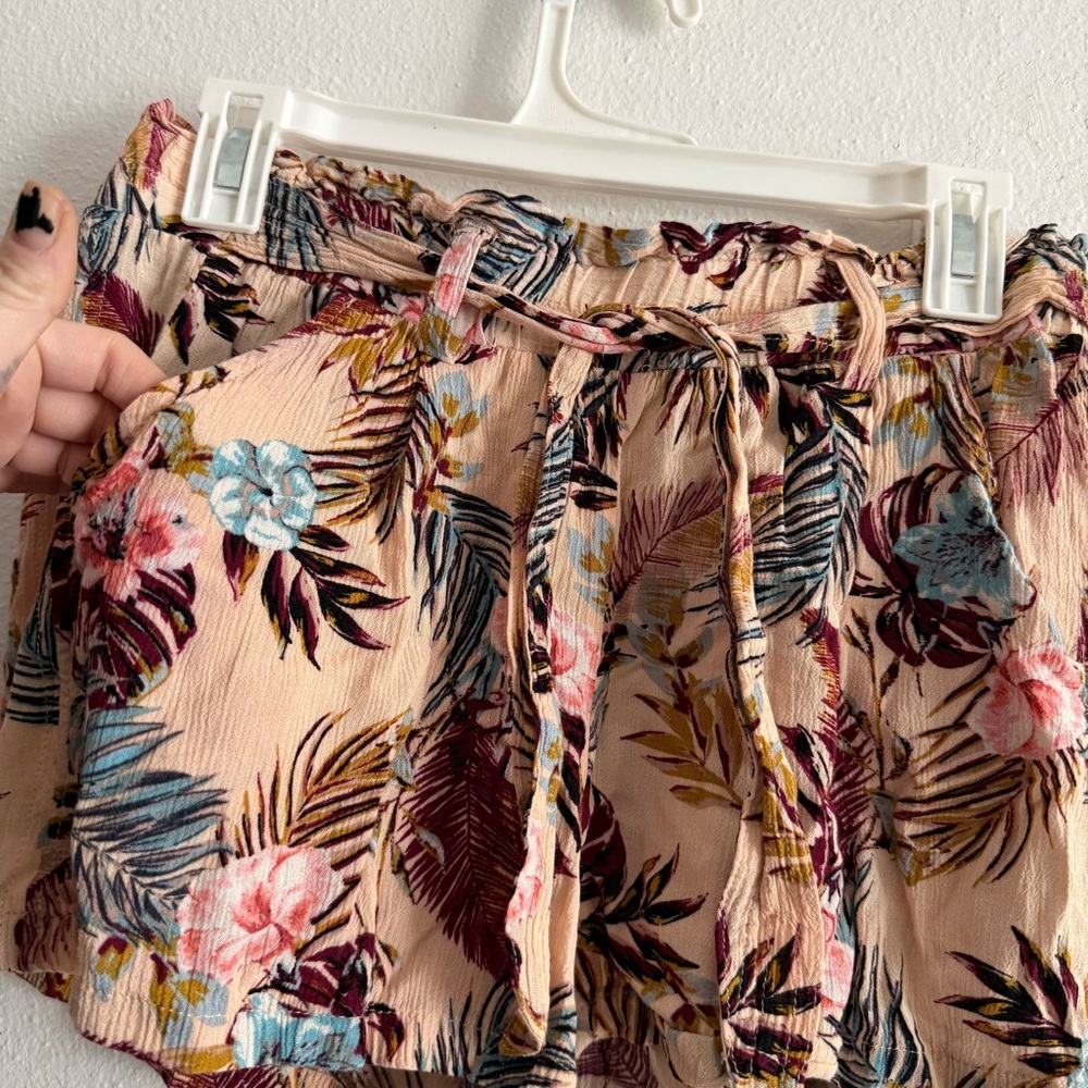 Jolt • Floral Print Shorts w Belt • Women’s Medium - Picture 2 of 9